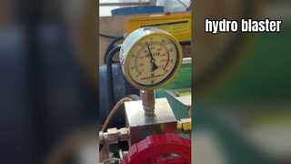 হাইড্রো ব্লাস্টিং কাজ করছে